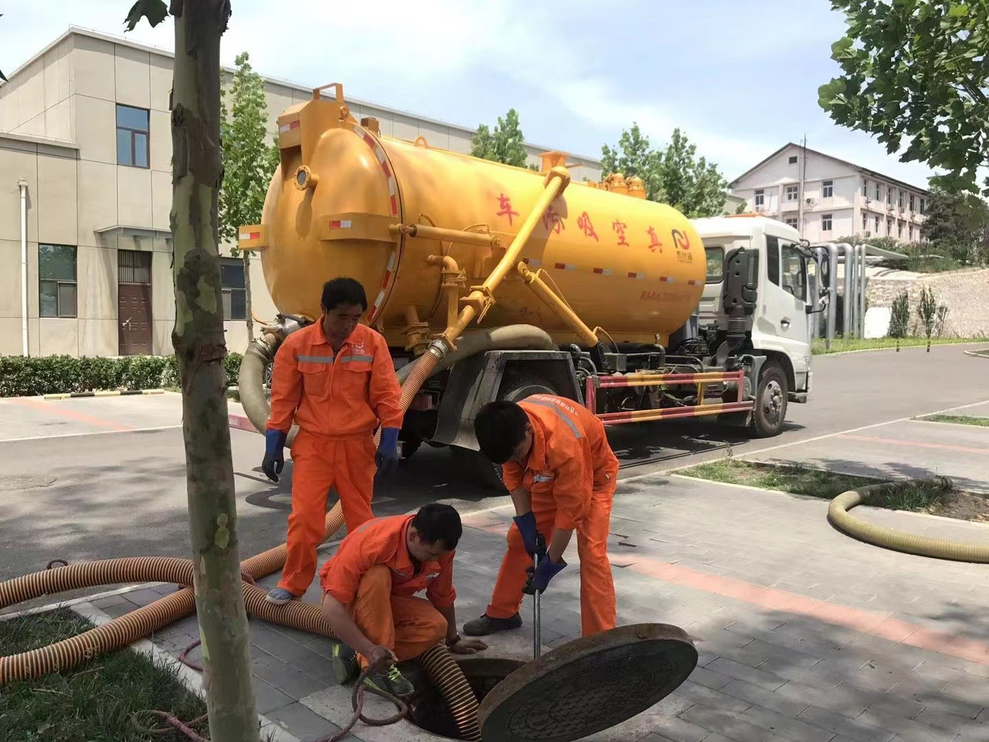 雅星镇化粪池清理与5-8吨吸粪车施工效率分析